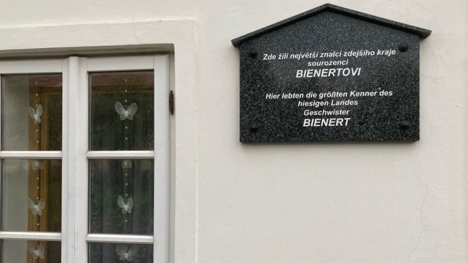 Pamětní deska sourozenců Bienertových umístěná na jejich domě